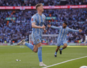 Victor Torp fejrer sin scoring mod Manchester United.