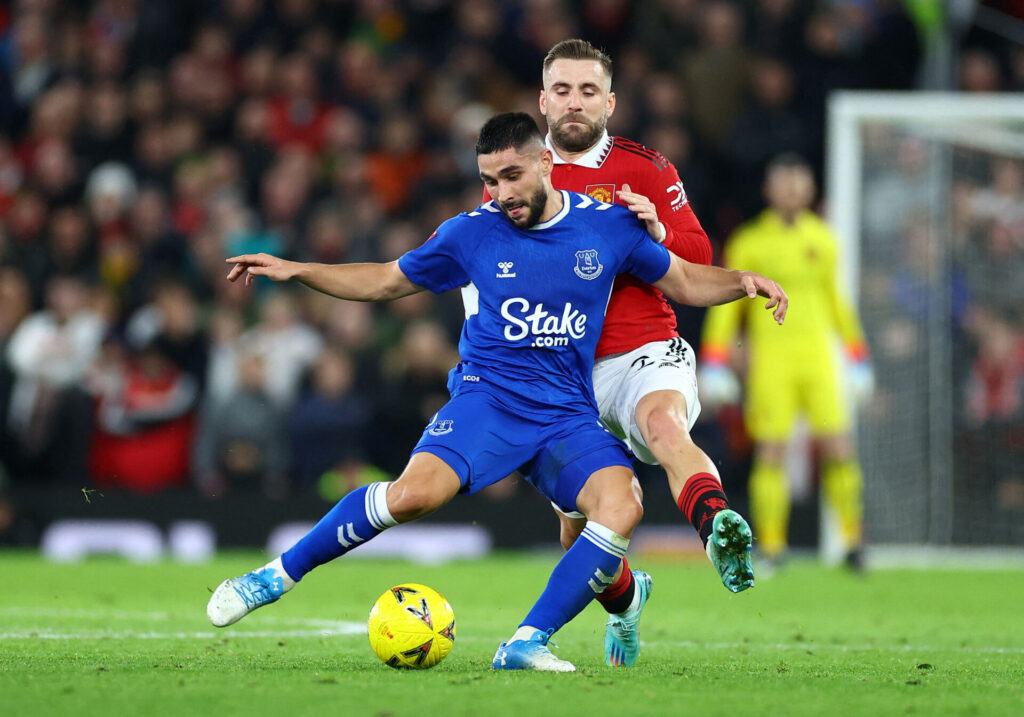 Evertons Neal Maupay i duel med Manchester Uniteds Luke Shaw.