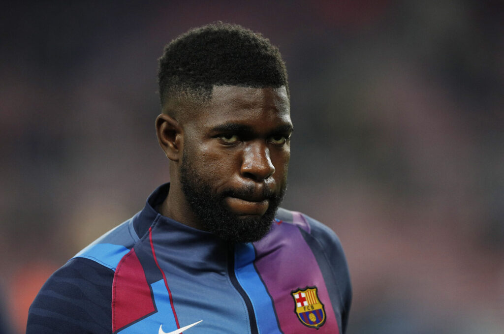 Samuel Umtiti kigger ud i luften.