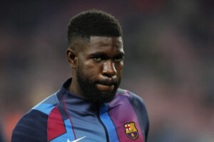 Samuel Umtiti kigger ud i luften.