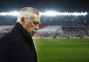 Carlo Ancelotti kigger ned i jorden