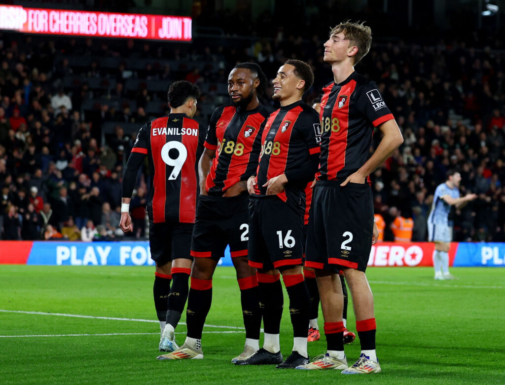 Marcus Tavernier og Antoine Semenyo fejrer Dean Huijsen scoring mod Tottenham.