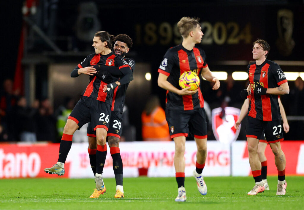 Philip Billing og Bournemouth-spillerne fejrer et mål.