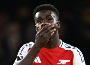 Saka holder sig for munden