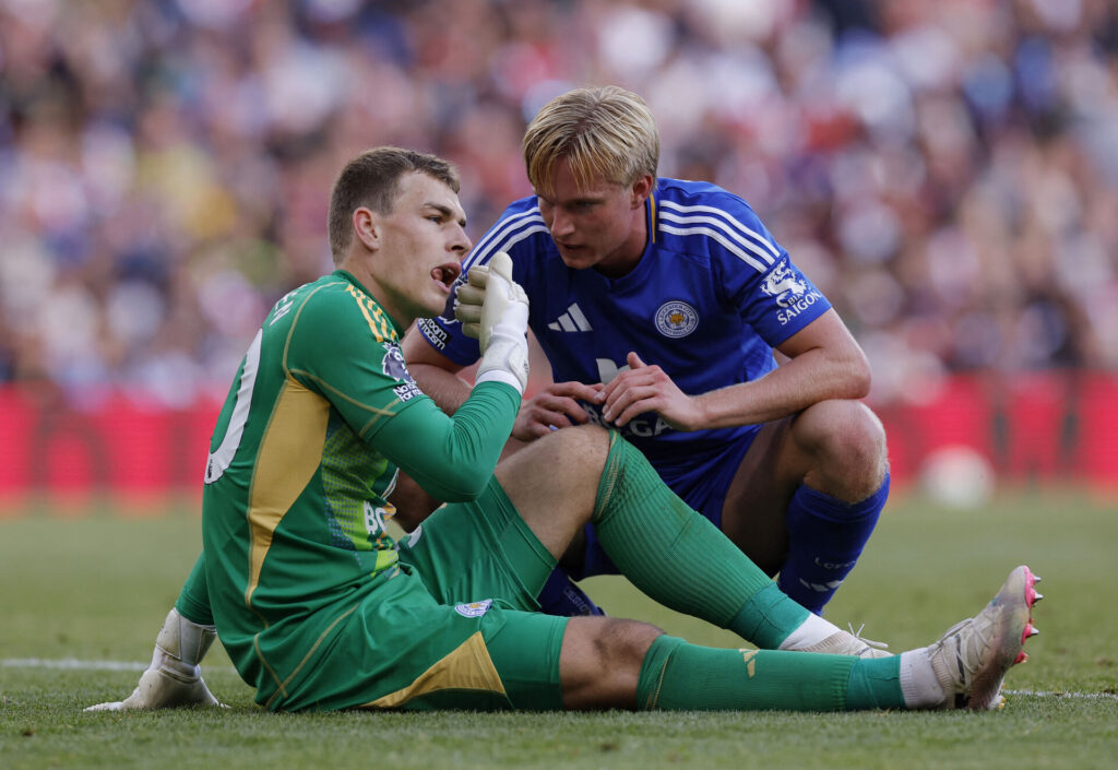 Victor Kristiansen ser til Mads Hermansen, der har slået sig i Leicester.