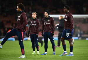 Christian Eriksen varmer op sammen med Zirkzee, Antony og...