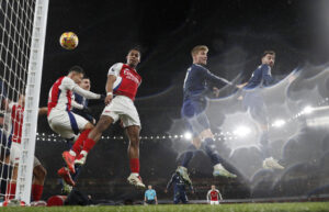 Arsenals Jurien Timber i færd med at score et mål.