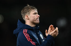 Rasmus Højlund klapper