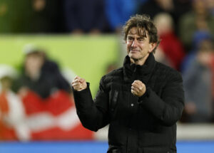 Thomas Frank med knyttede næver efter Brentfords sejr over Newcastle.