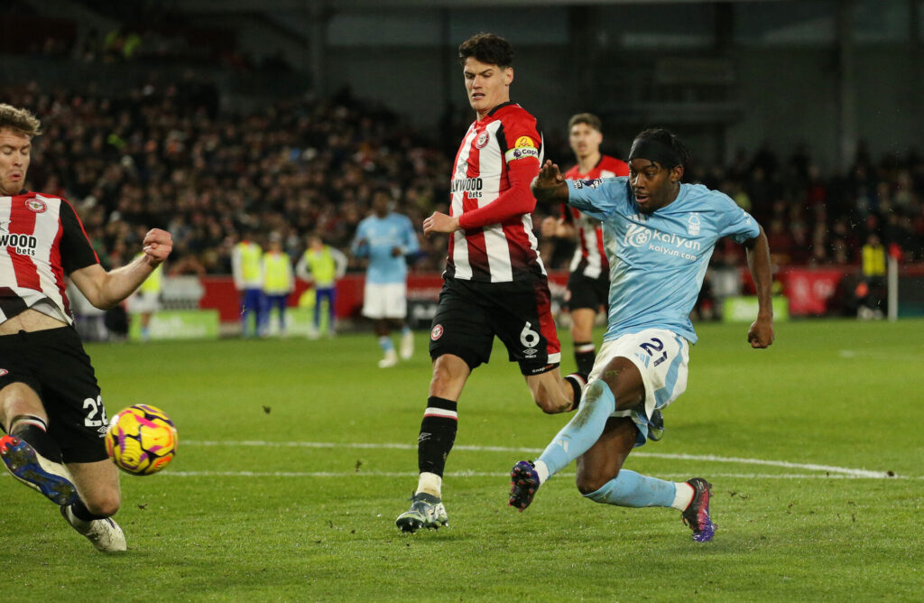 Anthony Elnanga fra Nottingham Forest skyder på mål