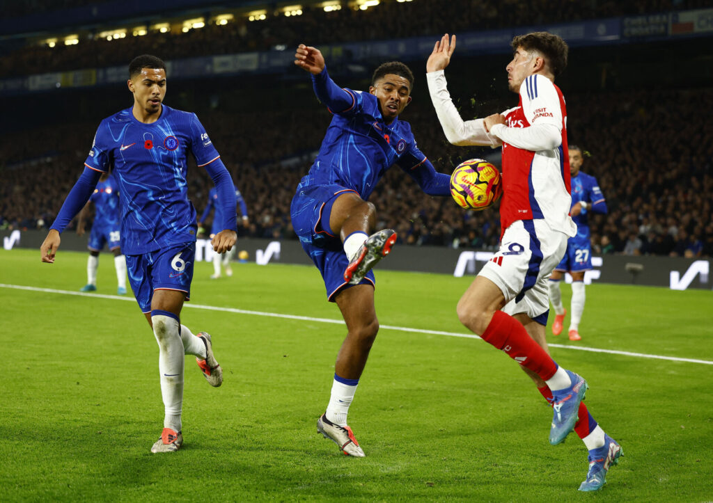 Chelsea-spillerne løber sammen med Arsenals Kai Havertz.