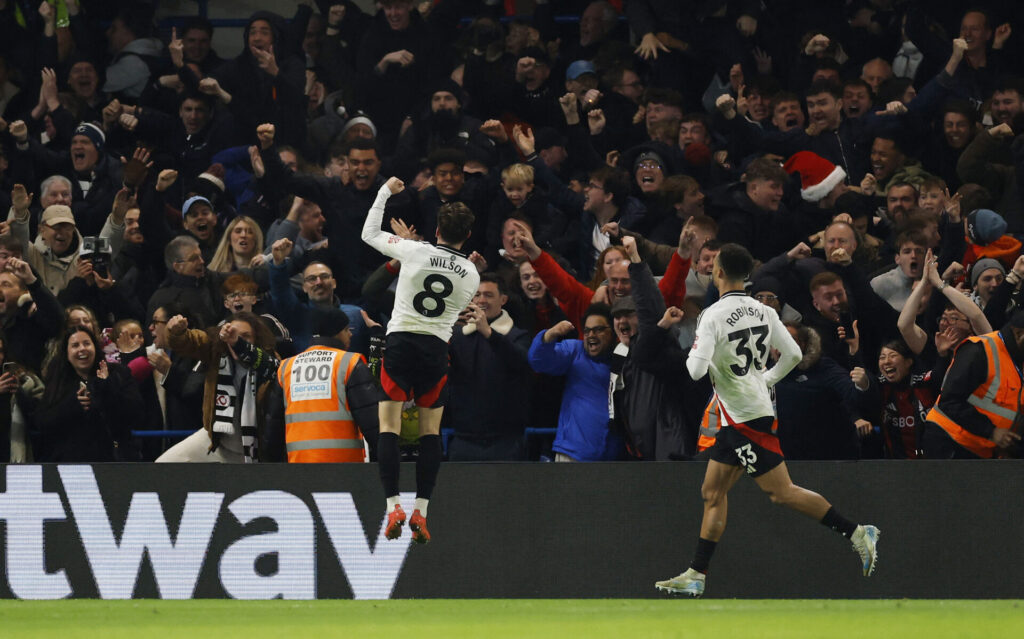 Fulham-spillerne fejrer en scoring.