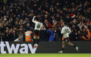 Fulham-spillerne fejrer en scoring.