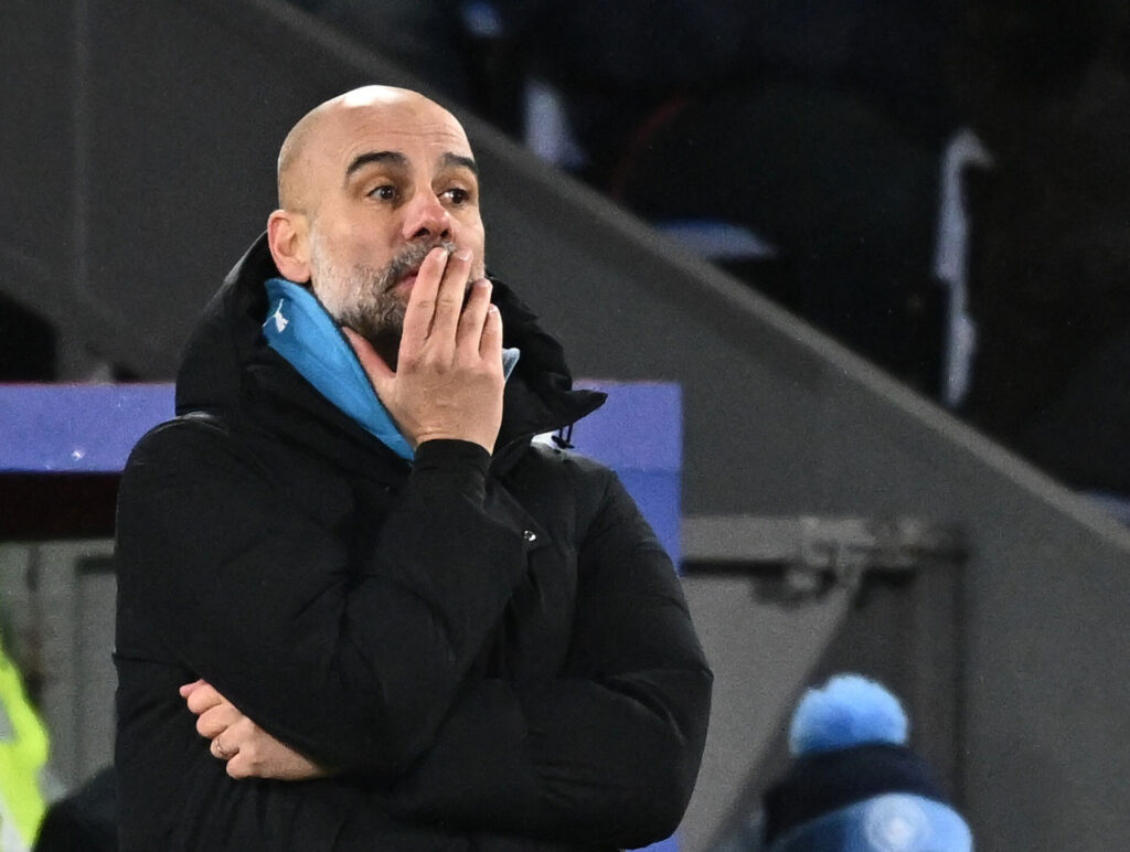 Pep Guardiola tager sig til munden under en kamp med Manchester City.