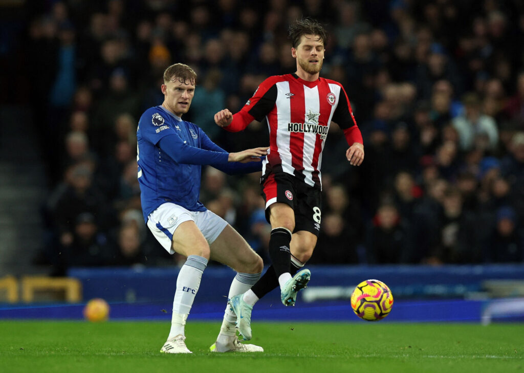 Mathias Jensen i kamp for Brentford mod Leicester.