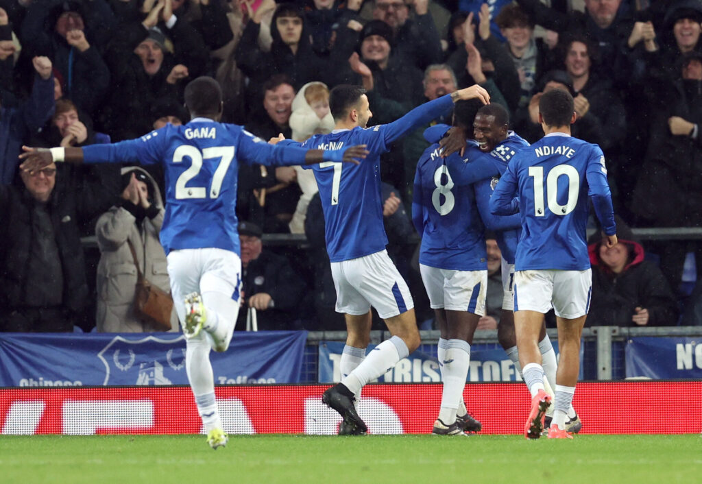 Everton-spillerne fejrer en scoring på Goodison Park.