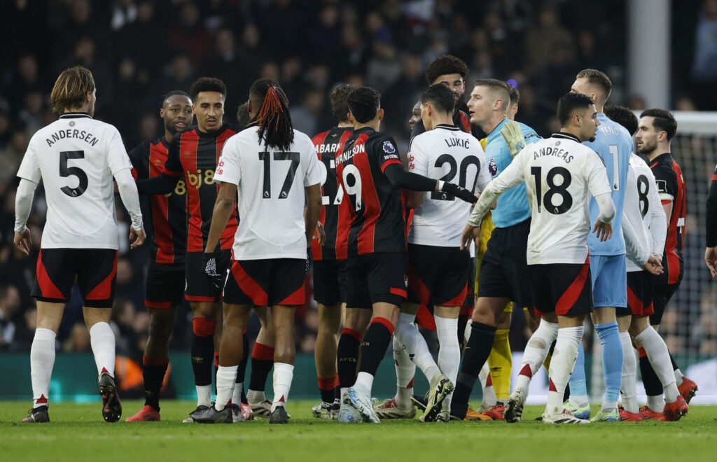 Fulham-spillerne er rasende efter grim tackling fra Bournemouths Ryan Christie.