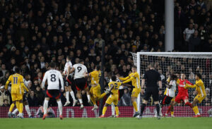 Hjørnesparket, hvor Matt O'Riley endte med at score et selvmål under kampen mellem Fulham og Brighton.