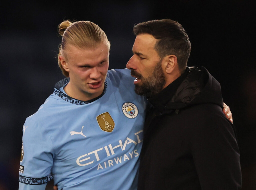 Erling Haaland og Ruud van Nistelrooy snakker sammen.