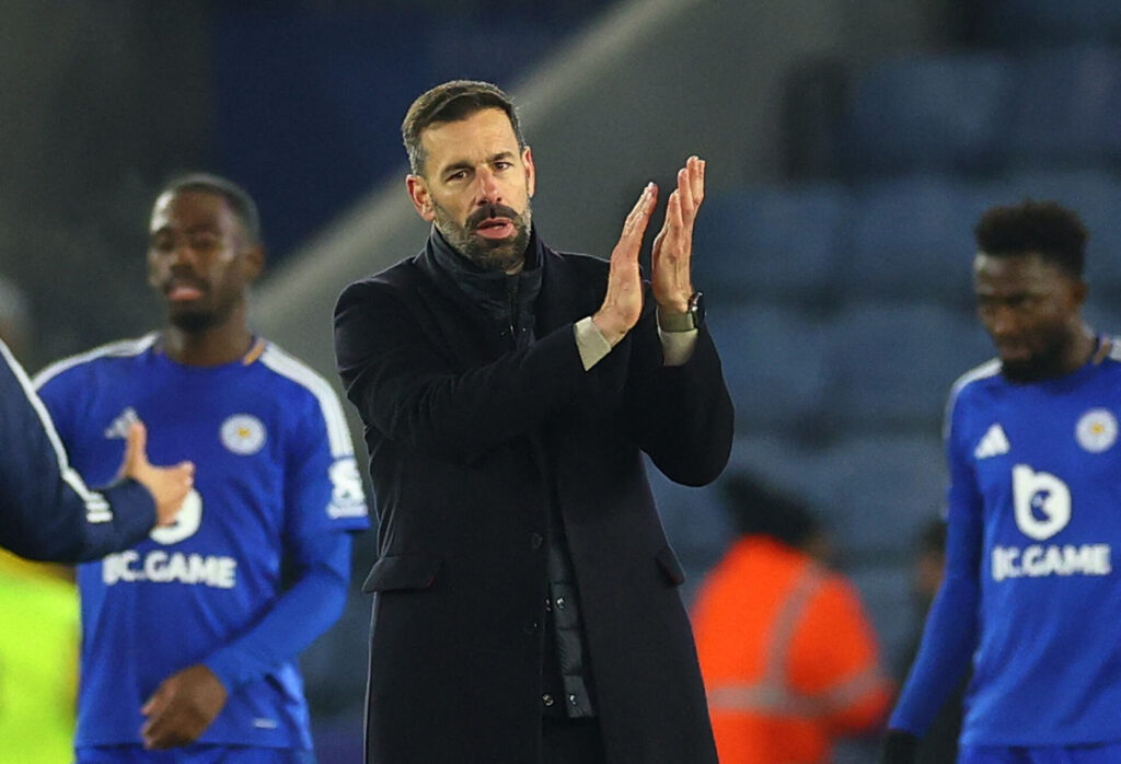 Ruud van Nistelrooy klapper efter sin første sejr som Leicester-manager.