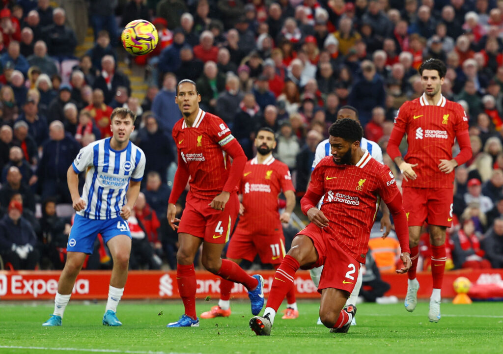 Joe Gomez header på mål for Liverpool.