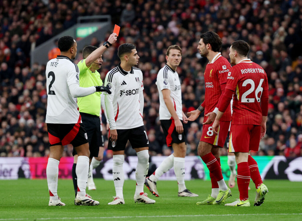 Andy Robertson får rødt kort.