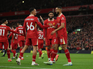 Trent Alexander-Arnold i færd med at fejre en af Liverpools scoringer.