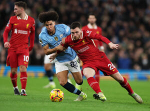 Andrew Robertson i aktion mod Rico Lewis under kampen mellem Liverpool og Manchester City i Premier League.