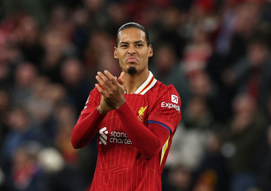 Virgil van Dijk klapper ud til tilskuerne.