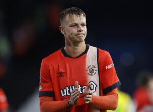 Mads Juel Andersen klapper i hænderne