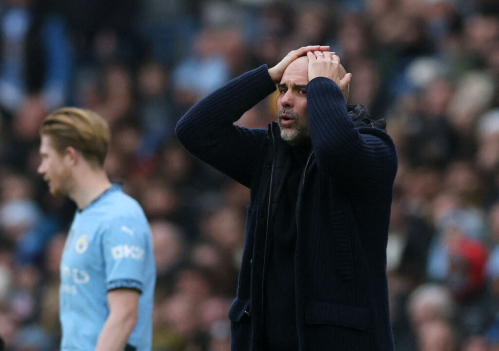 Pep Guardiola tager sig til hovedet.