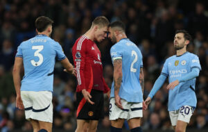 Rasmus Højlund og Kyle Walker med panderne mod hinanden.