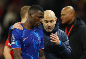 Caicedo får instrukser af Enzo Maresca under en kamp for Chelsea