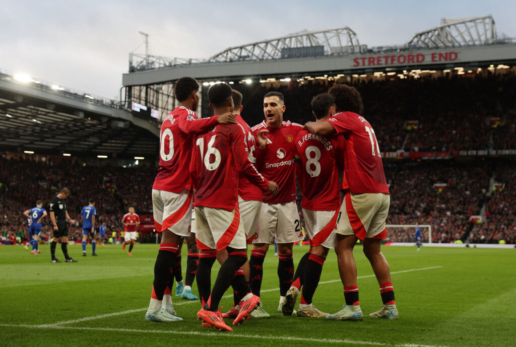 Manchester United-spillerne fejrer en scoring.