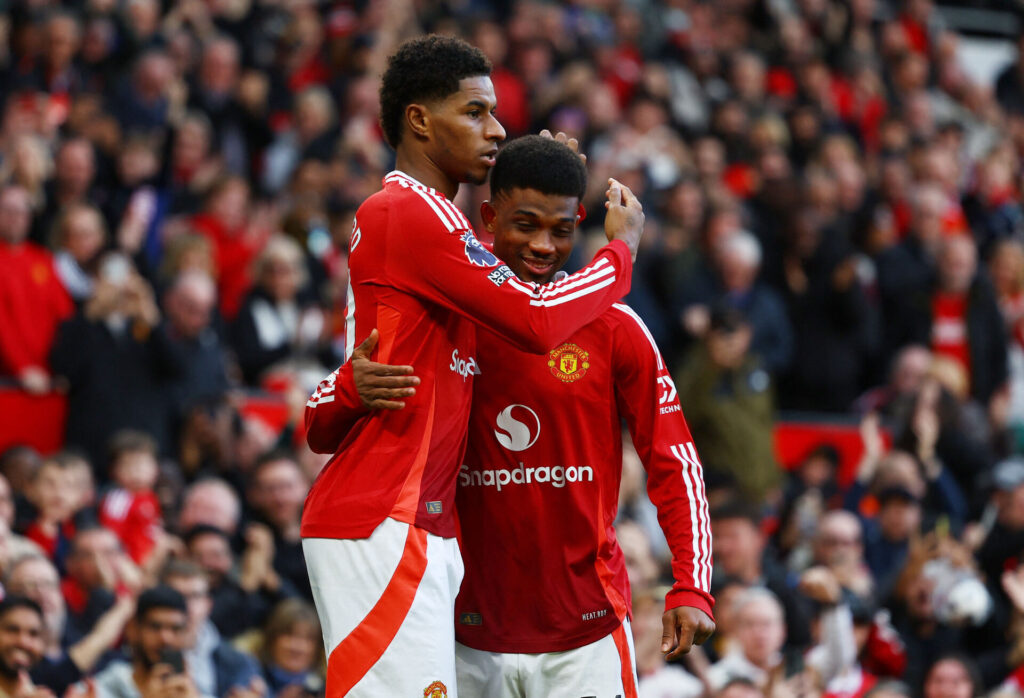 marcus Rashford krammer Amad Diallo efter en scoring for Manchester United