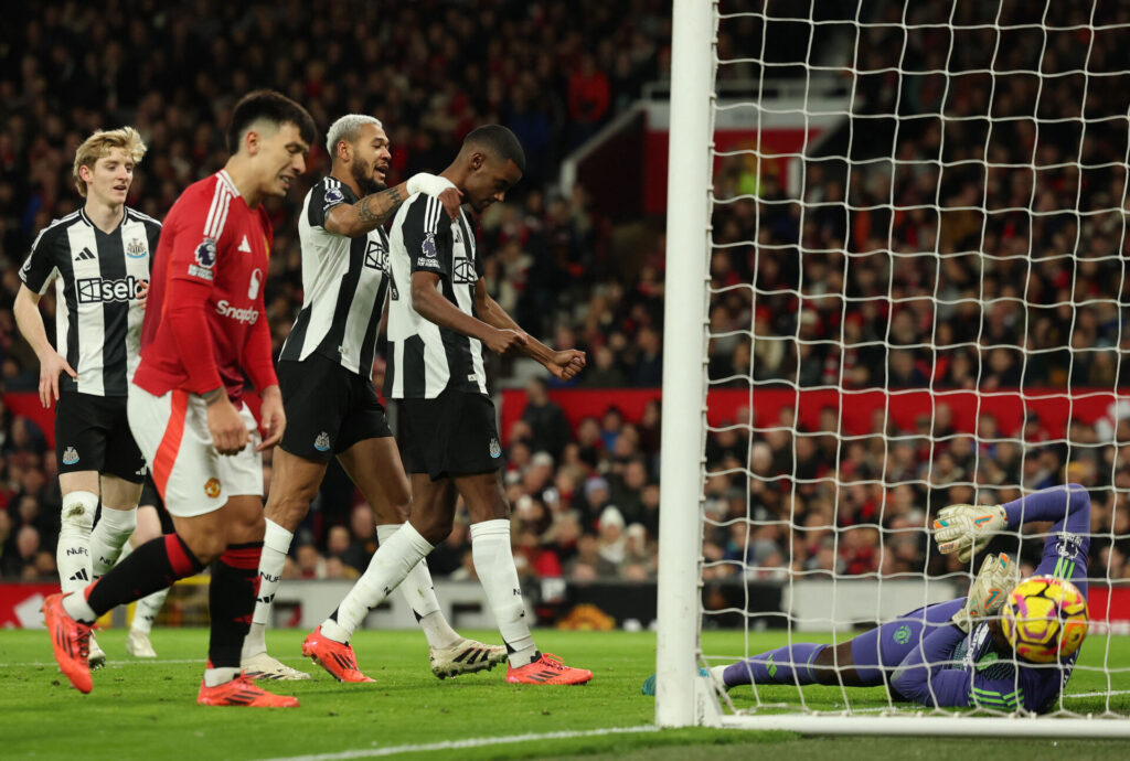 Alexander Isak fejrer en scoring mod Manchester United.