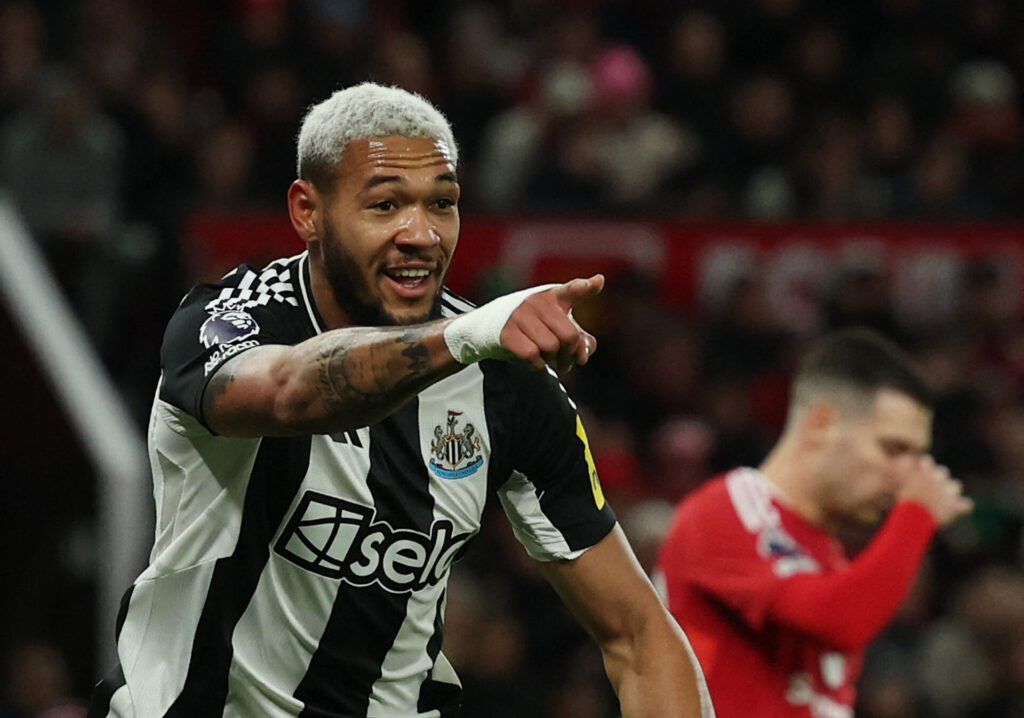 Joelinton peger efter sin kasse for Newcastle mod Manchester United på Old Trafford i Premier League