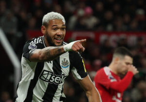 Joelinton peger efter sin kasse for Newcastle mod Manchester United på Old Trafford i Premier League