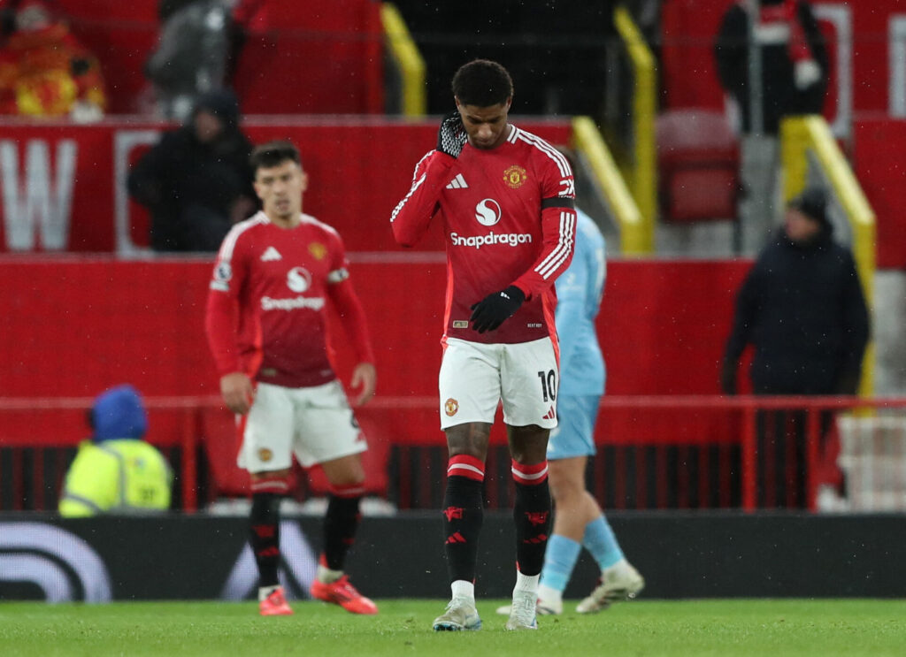 Marcus Rashford kigger ned i jorden.