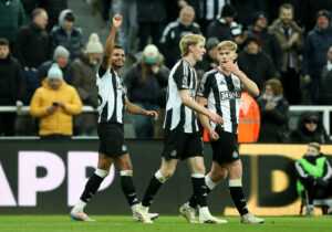Newcastle-spillerne fejrer en scoring.