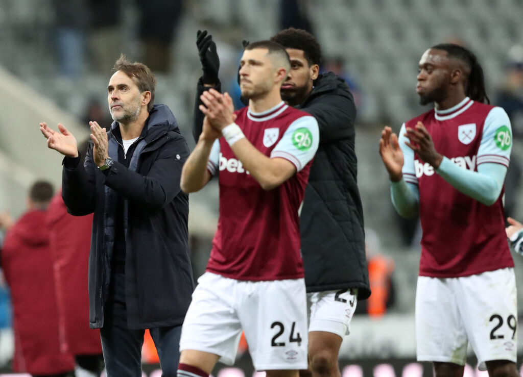 Julen Lopetegui klapper af fansene sammen med sine West Ham-spillere.