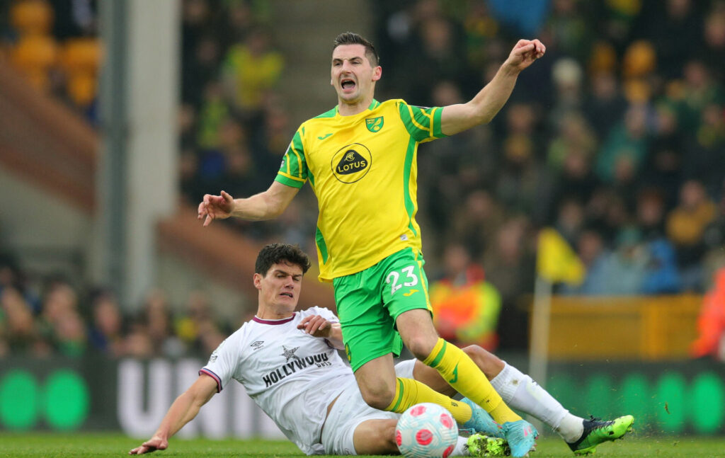 Christian nørgaard i duel med Norwich Kenny Mclean