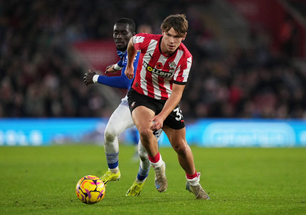 Tyler Dibling dribler med bolden for Southampton.