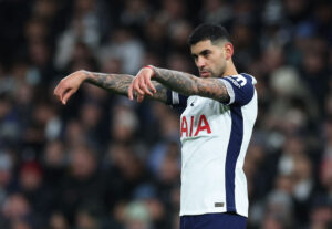 Cristian Romero i færd med at lave fakter under en af Tottenhams kampe.