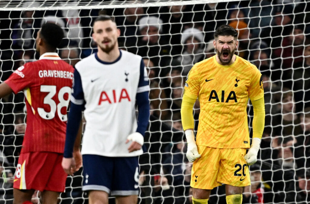 Fraser Forster er langt fra tilfreds med Spurs.