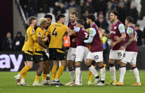 West Ham- og Wolverhampton spillerne ryger i totterne på hinanden
