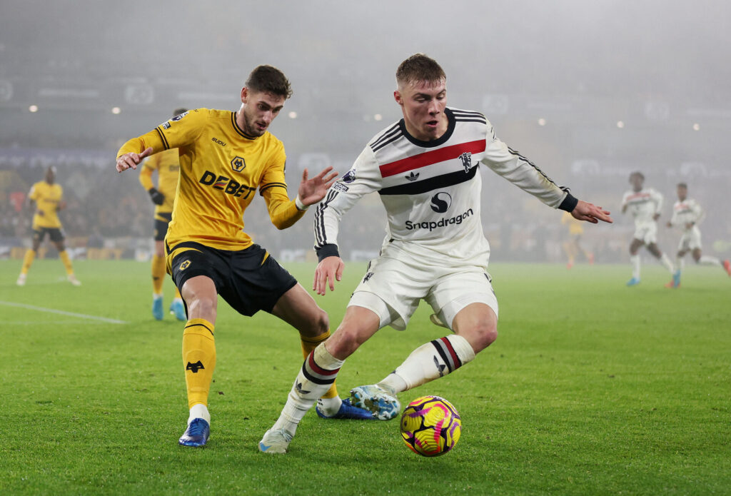 Rasmus Højlund i duel med en spiller fra Wolves.