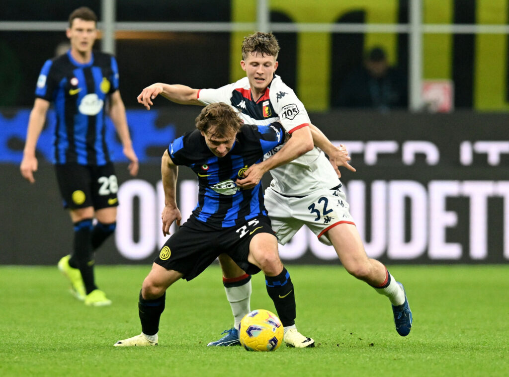 Morten Frendrup i en nærkamp med Nicolo Barella i kampen mellem Inter og Genoa.