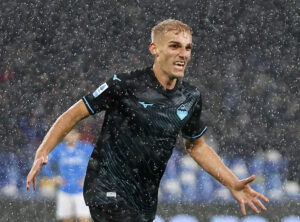 Gustav Isaksen jubler efter en scoring for Lazio.