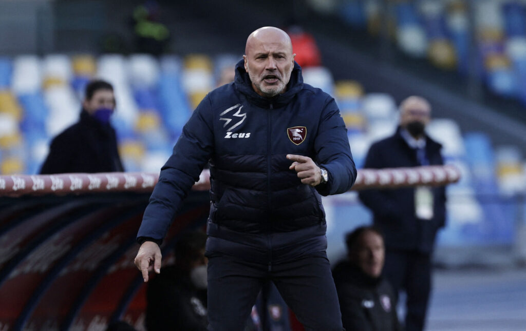 Stefano Colantuonos på sidelinjen for Salernitana.